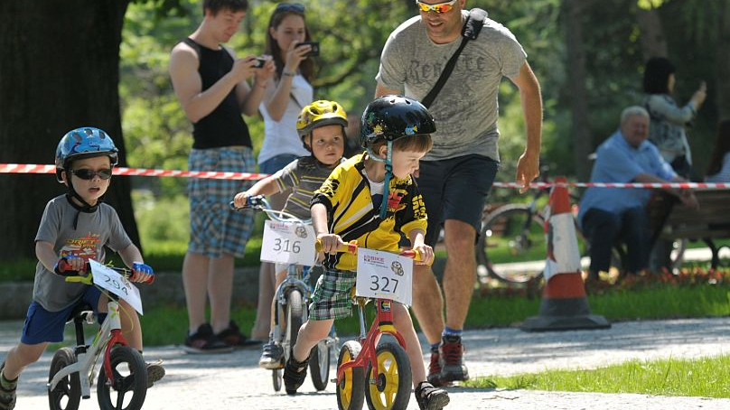 Mali kolarze biorą udział w Dzięcięcym Bike Maratonie