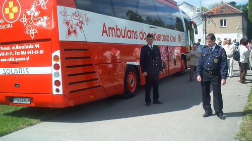 Strażnicy miejscy współorganizowanli zbiórkę krwi w czasie Majówki w Botaniku.