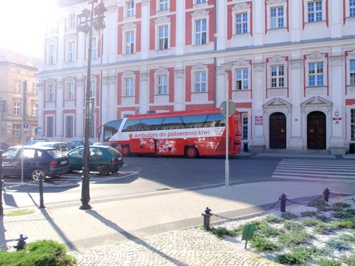 Autobus do poboru krwi przed Urzędem Miasta - grafika artykułu