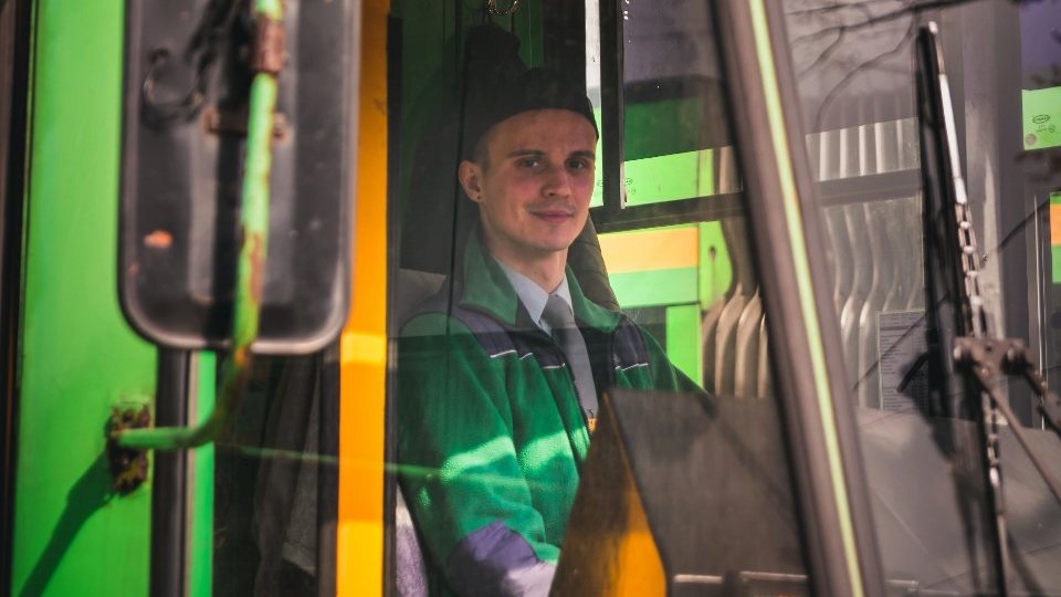 Na zdjęciu mężczyzna - motorniczy tramwaju