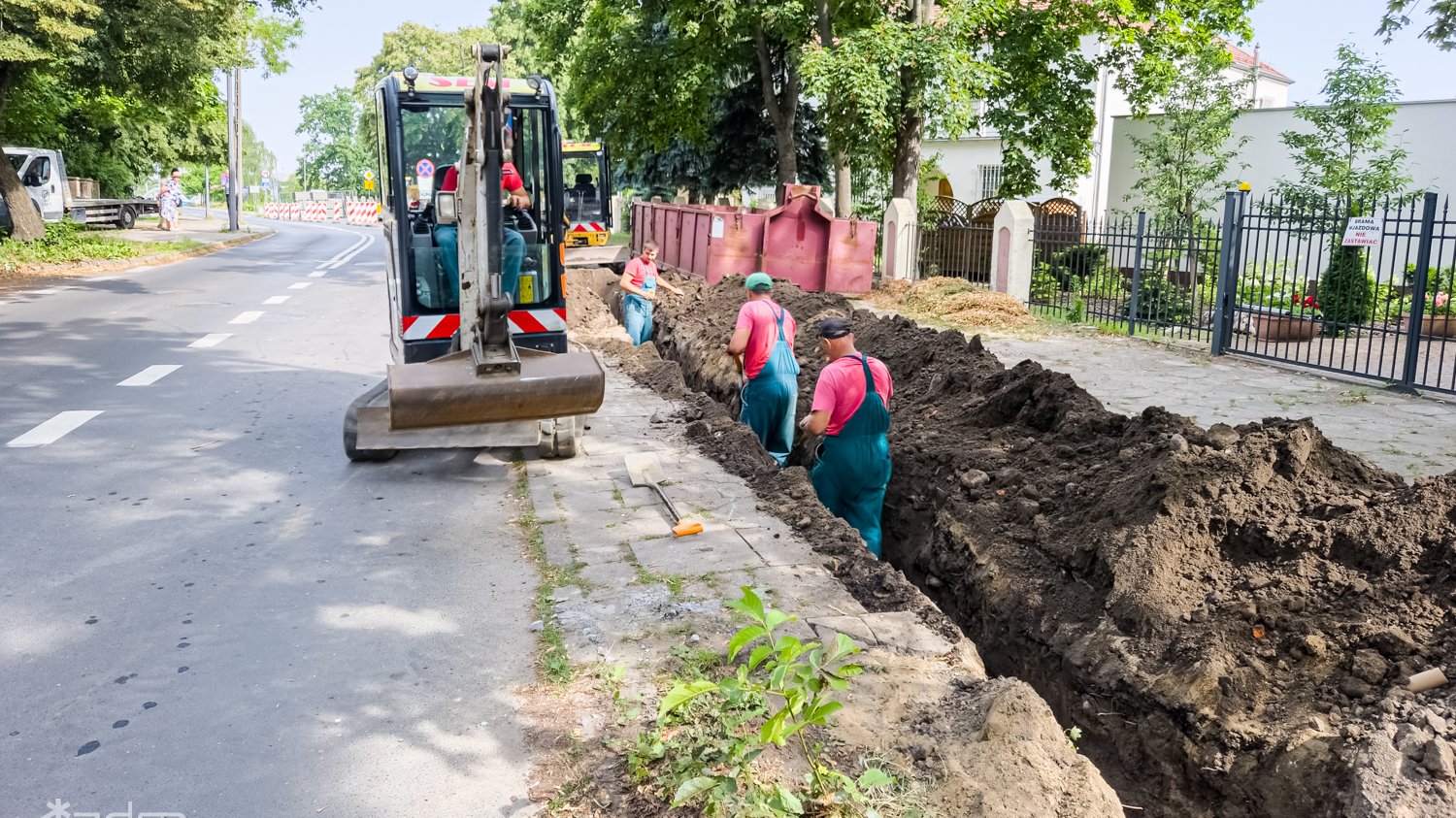 Na zdjęciu robotnicy pracujący przy chodniku