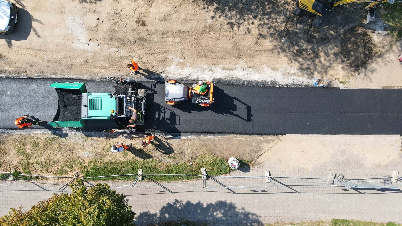 Na zdjęciu prace na drodze rowerowej widziane z lotu ptaka