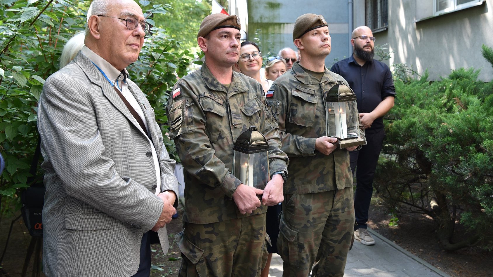 Na zdjeciu żołnierze trzymający znicze