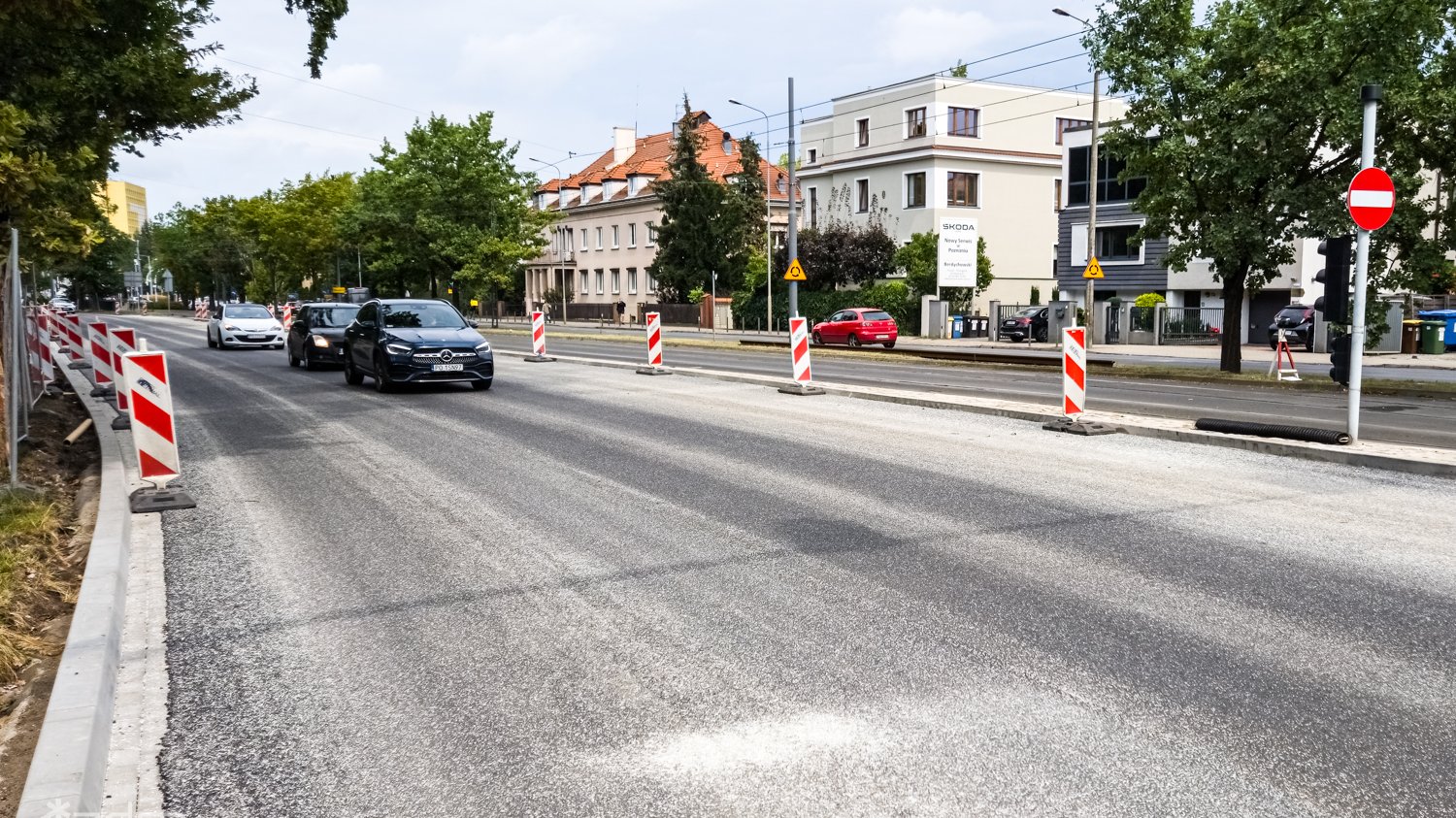 Galeria zdjęć przedstawia ul. Reymonta po wymianie nawierzchni jezdni.