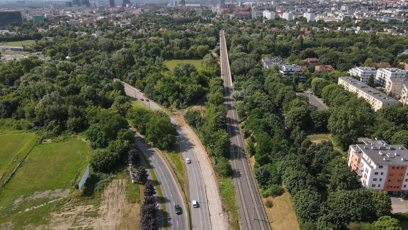 Widok z lotu ptaka na budowę drogi rowerowej wzdłuż PST