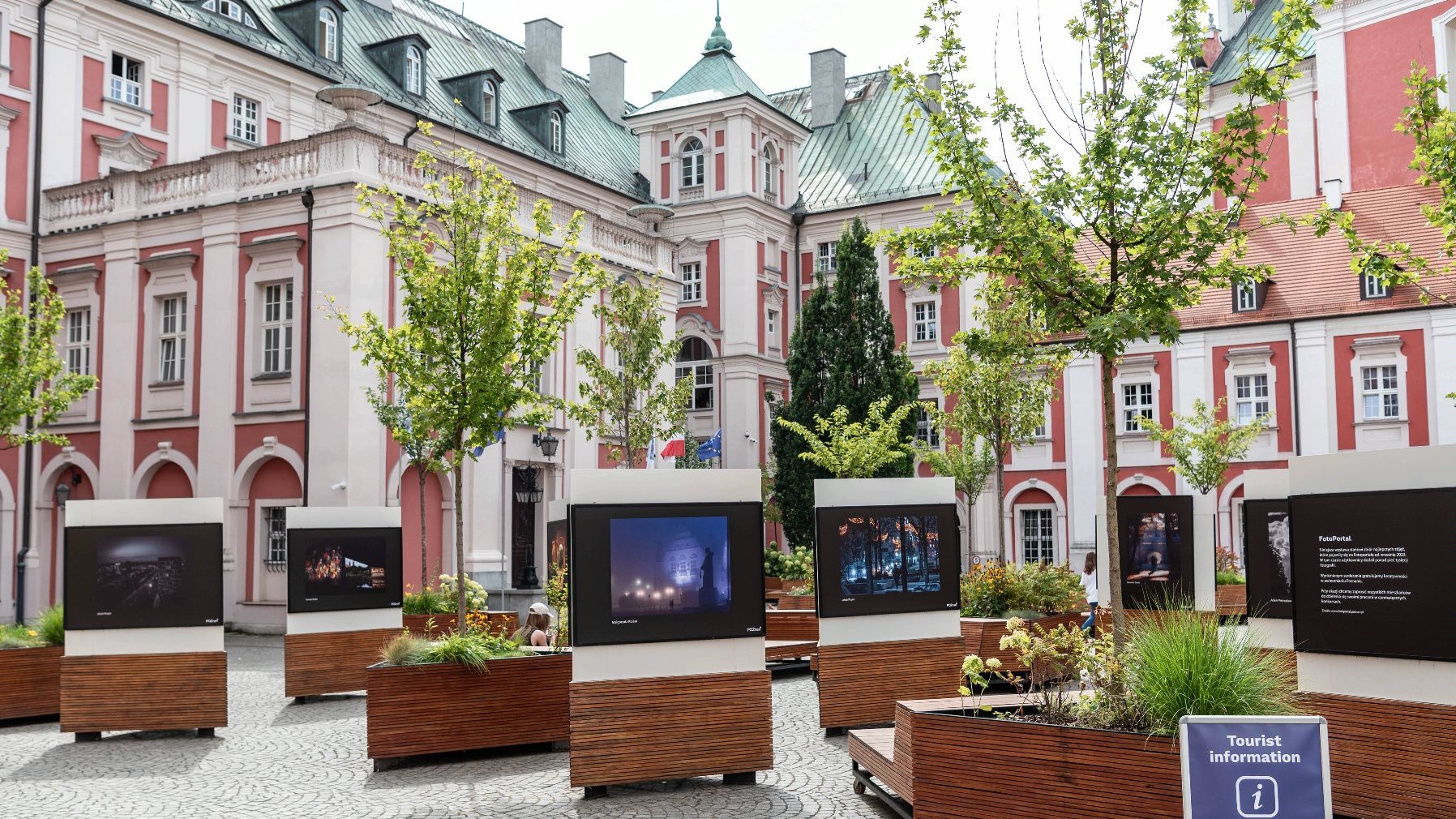 Galeria zdjęć przedstawia wystawę fotoportalu na Wolnym Dziedzińcu Urzędu Miasta.