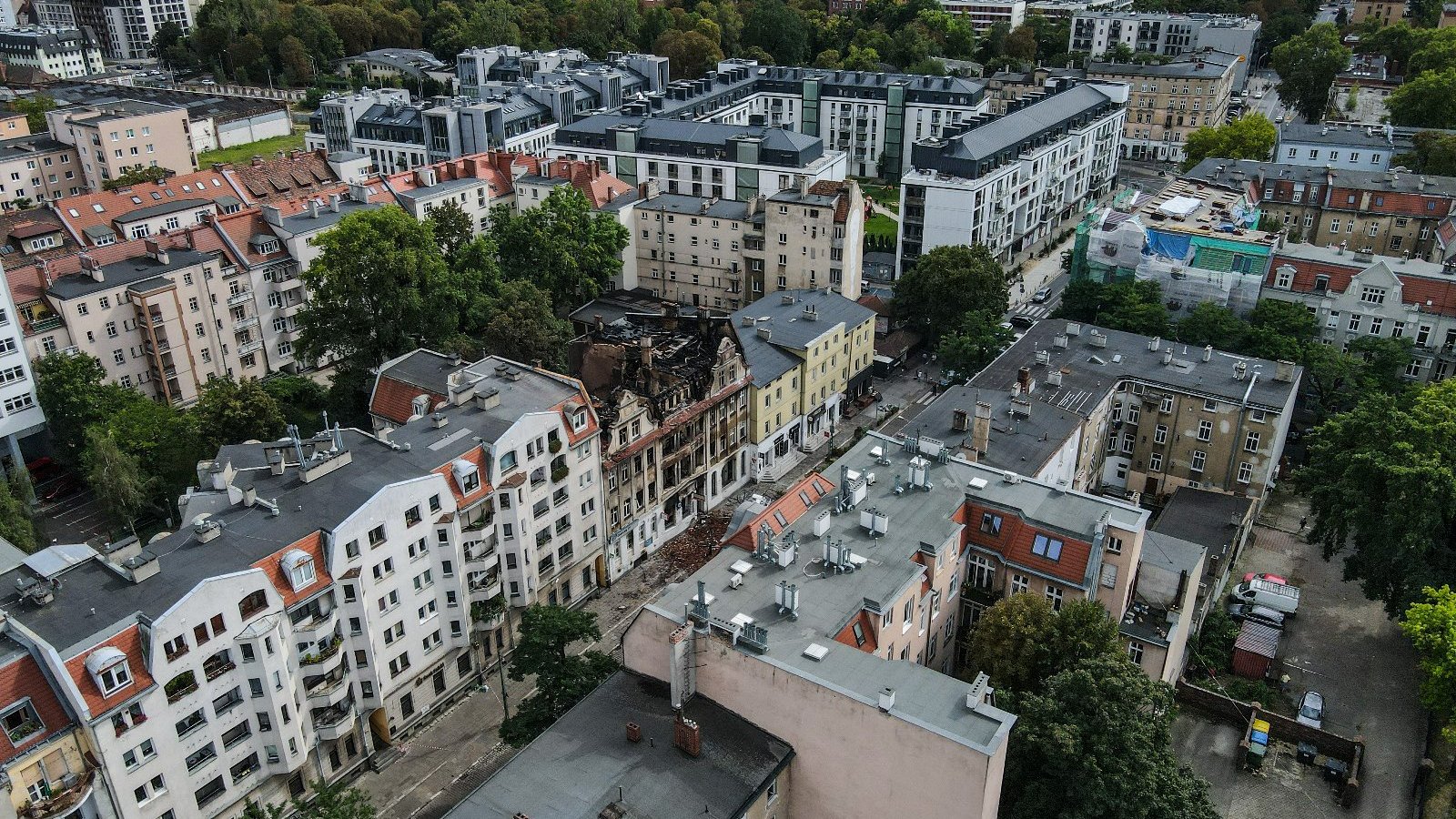 Na zdjęciu zabudowa jeżyc widziana z lotu ptaka, w centrum spalona kamienica