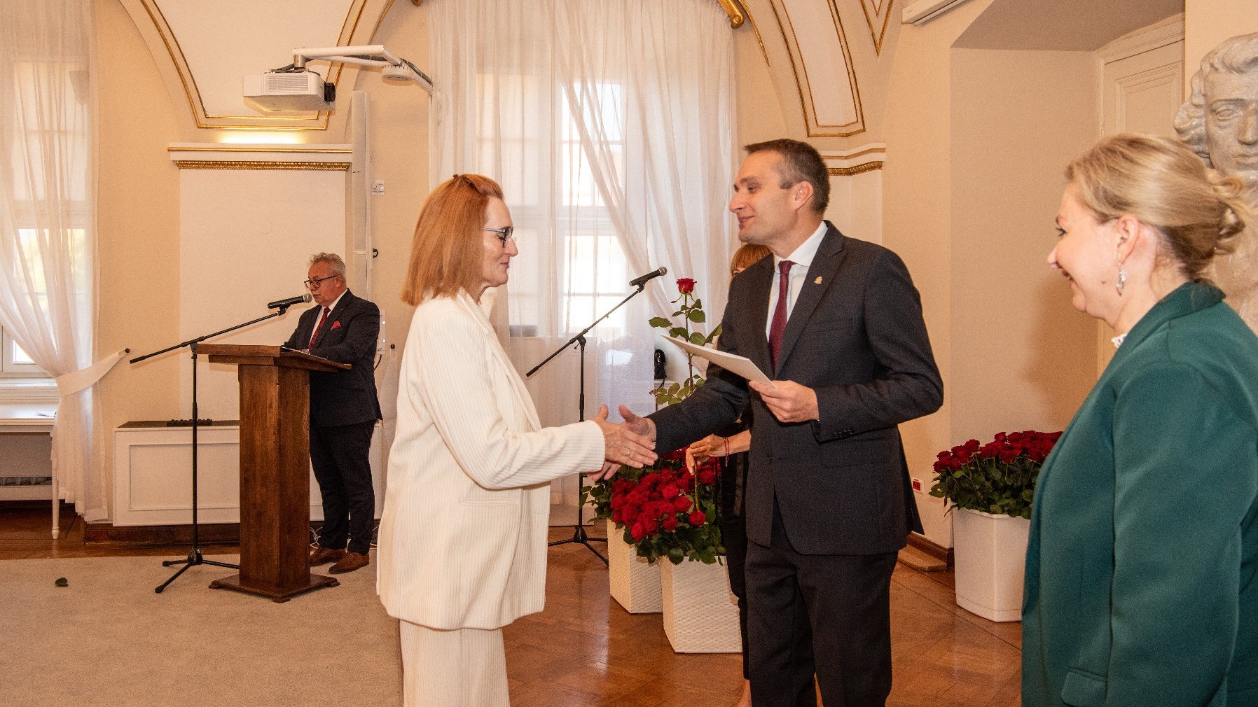 Zdjęcie przedstawia wiceprezydenta wręczającego nagrody.