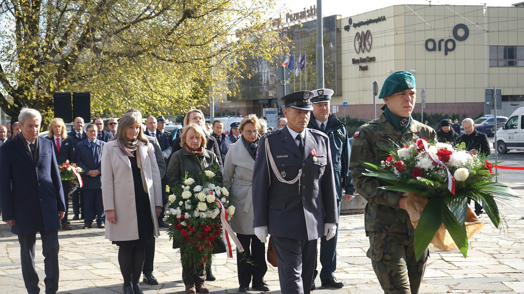 Na zdjeciu delegacja składająca wiązankę