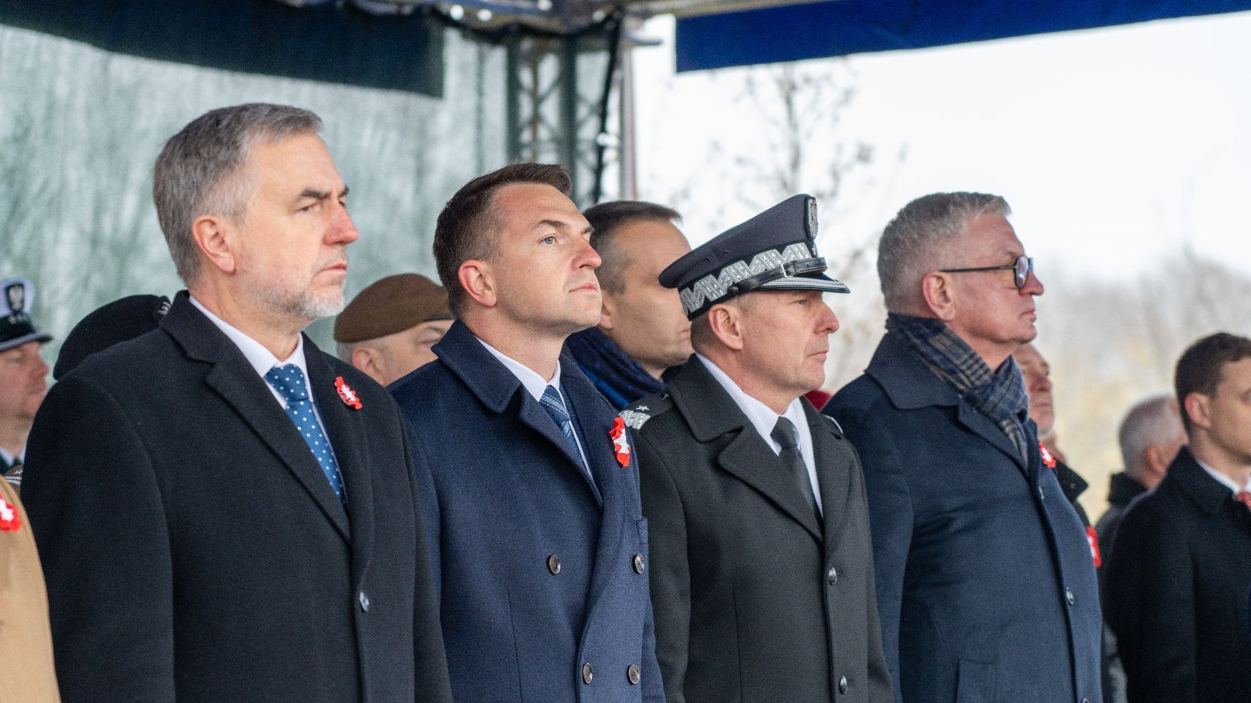 Na zdjęciu samorządowcy stojący obok siebie