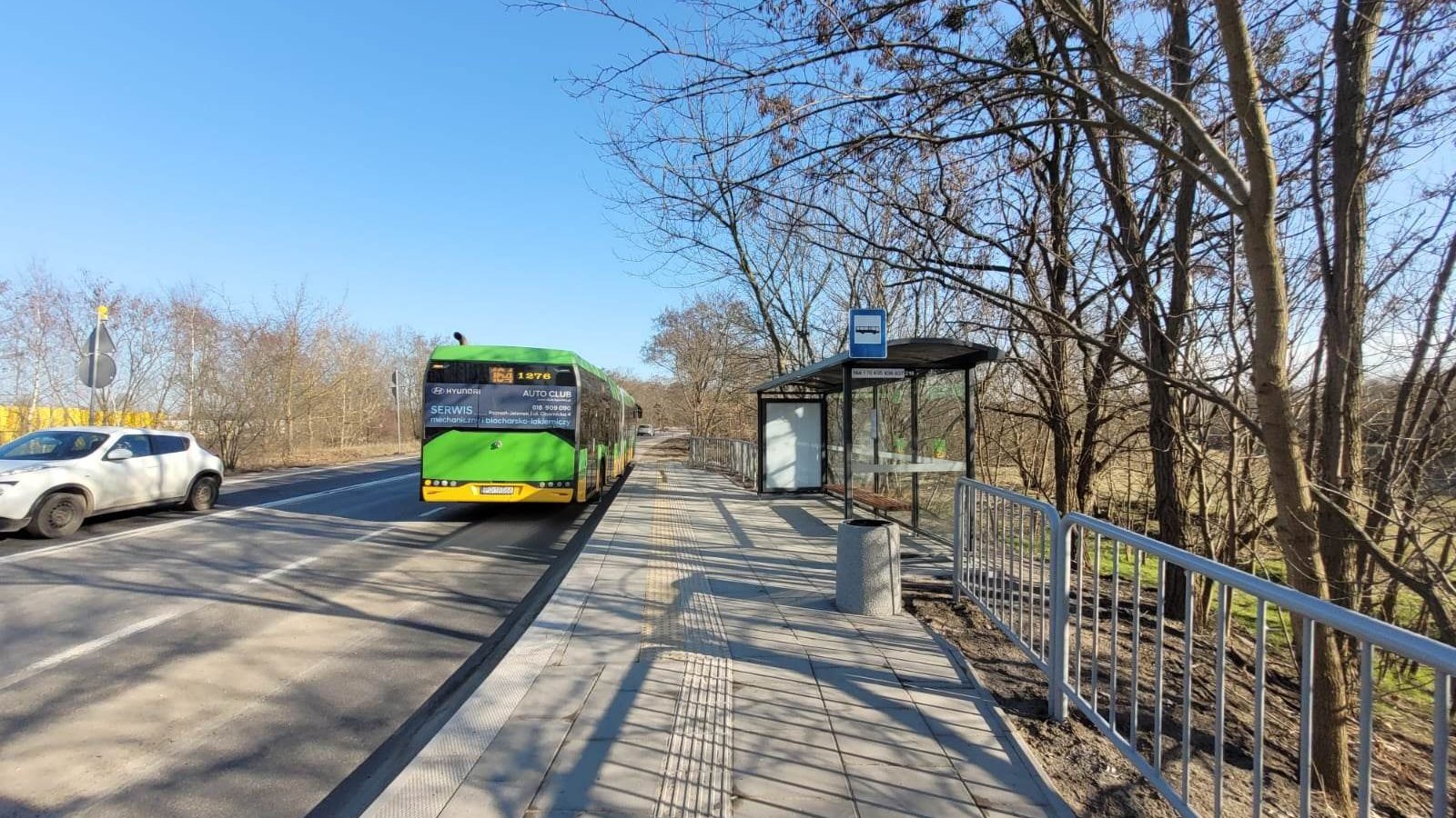 Zdjęcie przedstawia autobus na przystanku.