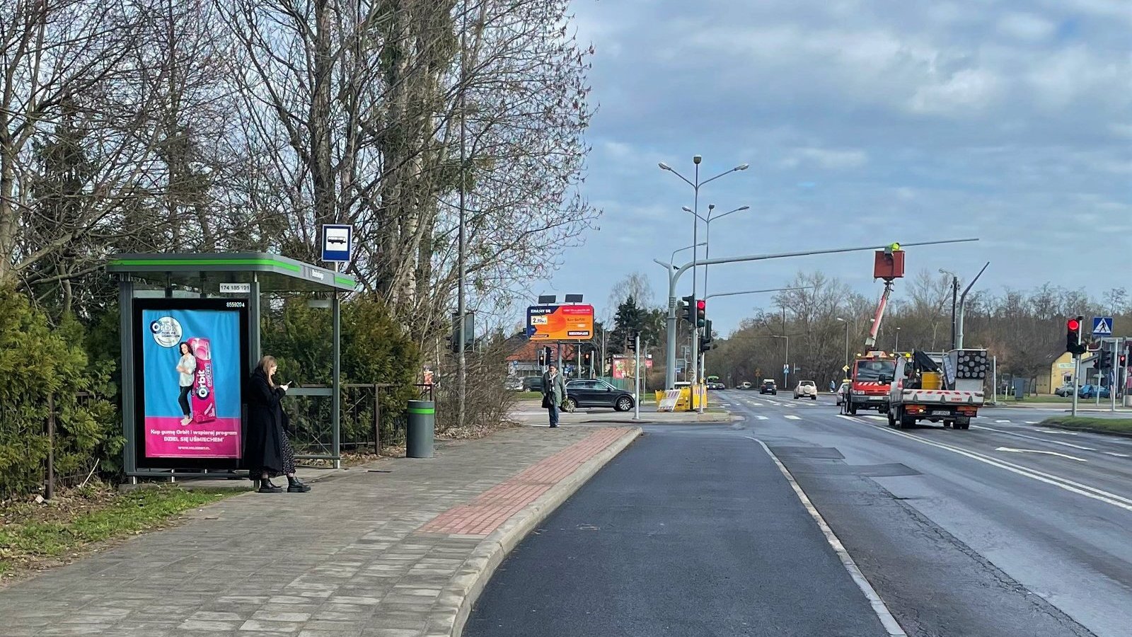 Zdjęcie przedstawia przystanek autobusowy.