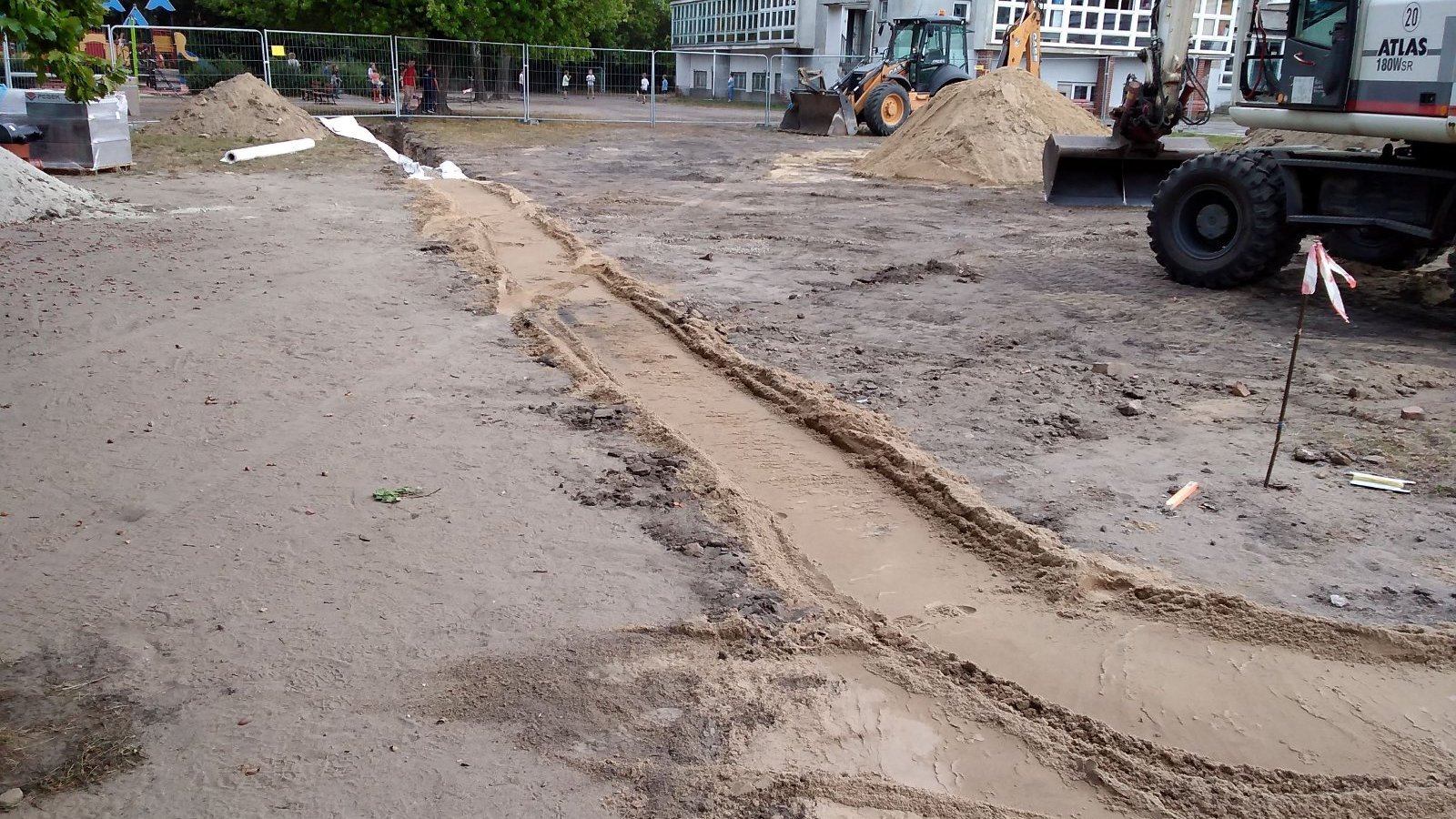 Zdjęcie przedstawia orace budowlane. Widać na nim m.in. maszyny budowlane.