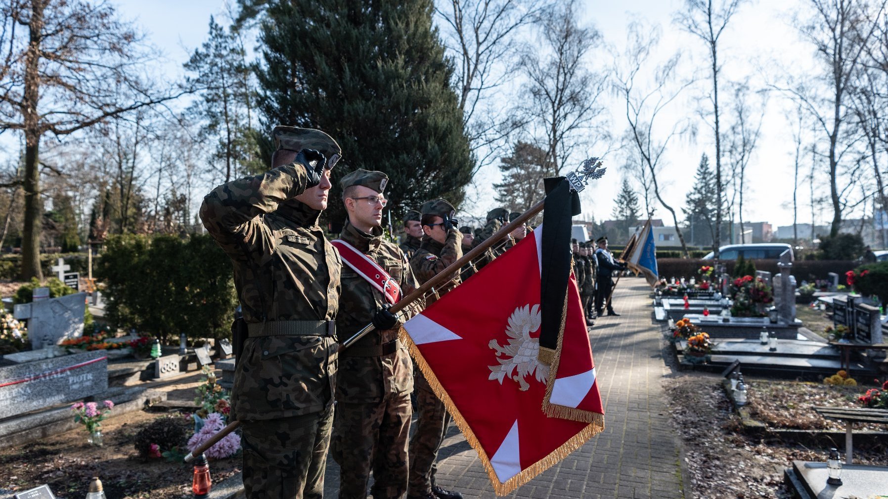 Na zdjęciu wojsko - poczet sztandarowy przed kolumbarium