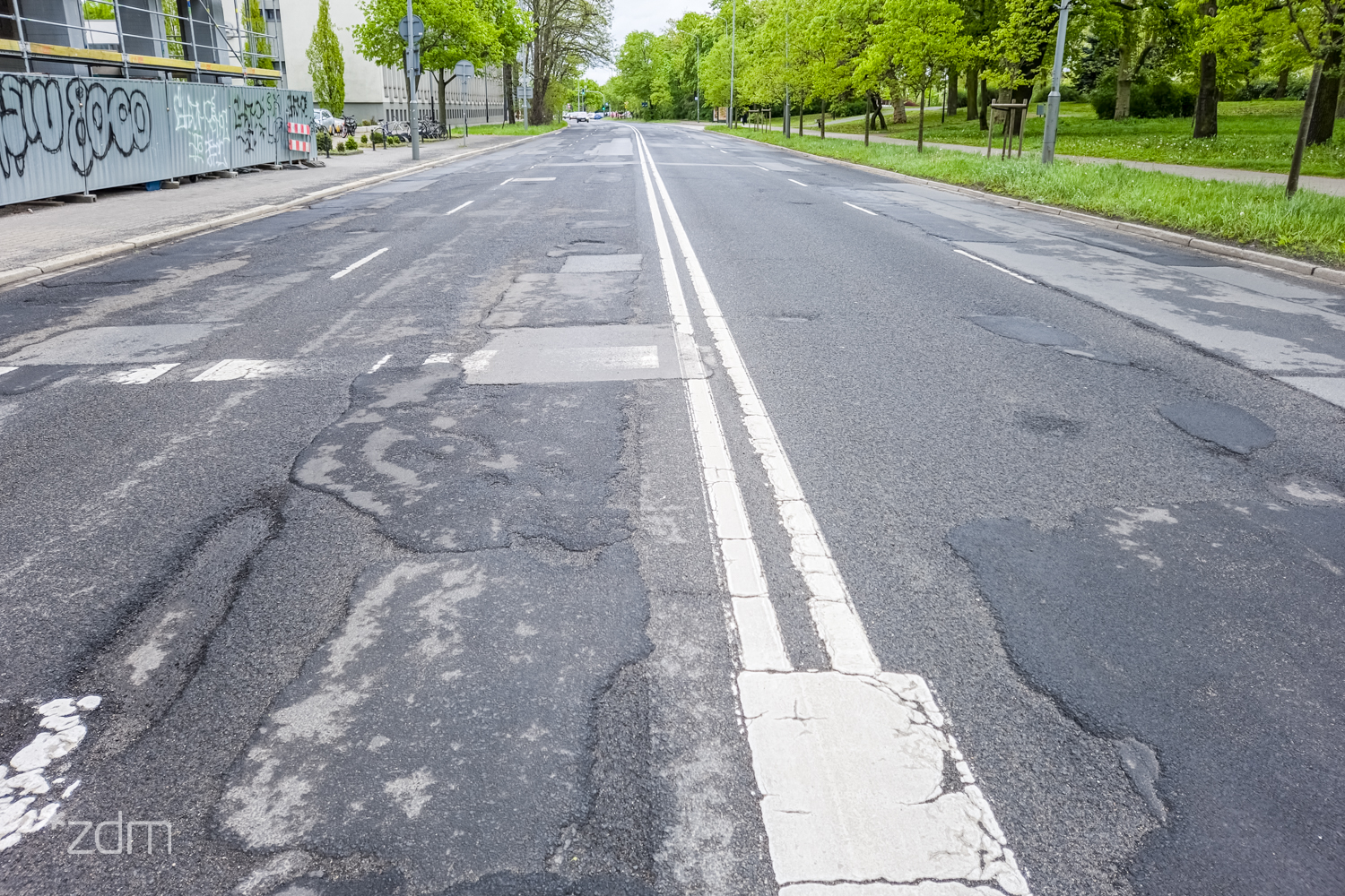 Galeria zdjęć pokazujących stan nawierzchni przed remontem - grafika artykułu