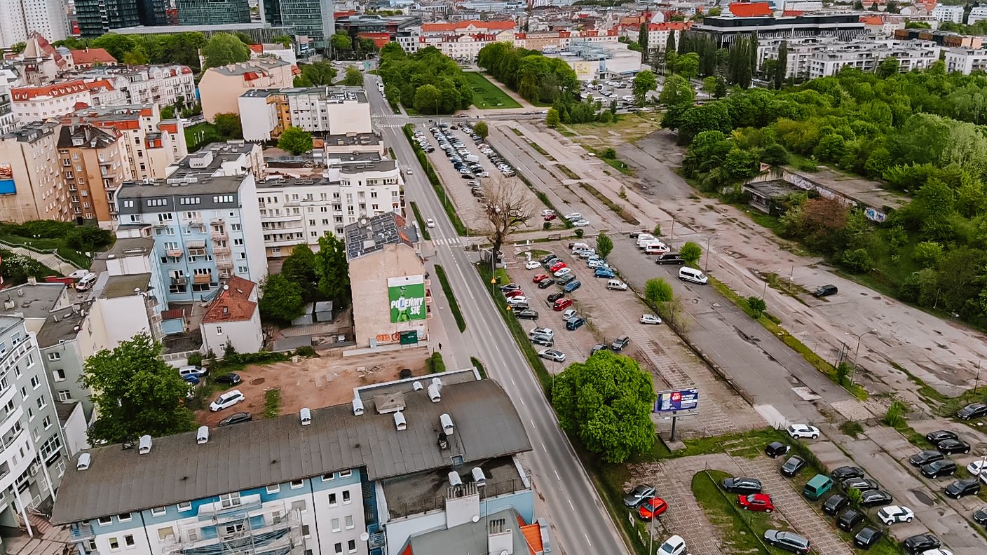 Zdjęcie przedstawia tereny wokół stadionu z lotu ptaka.