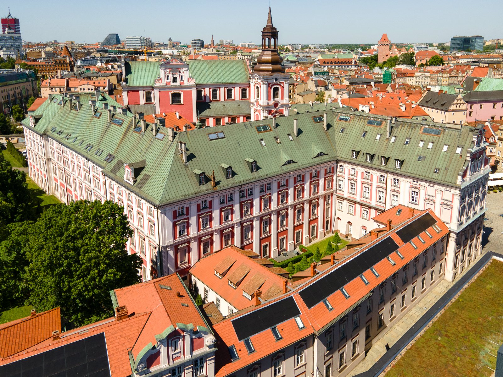 Widok z drona na budynek urzędu miasta przy placu Kolegiackim - grafika artykułu