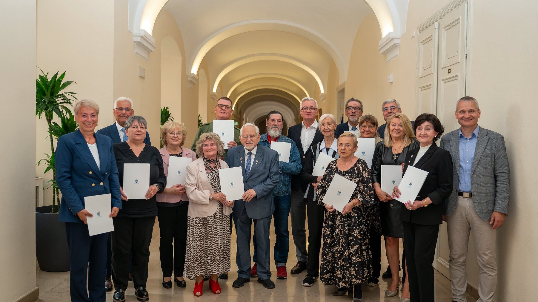 Grupowie zdjęcie senioralnych radnych z przedstawicielami urzędu miasta i rady miasta.