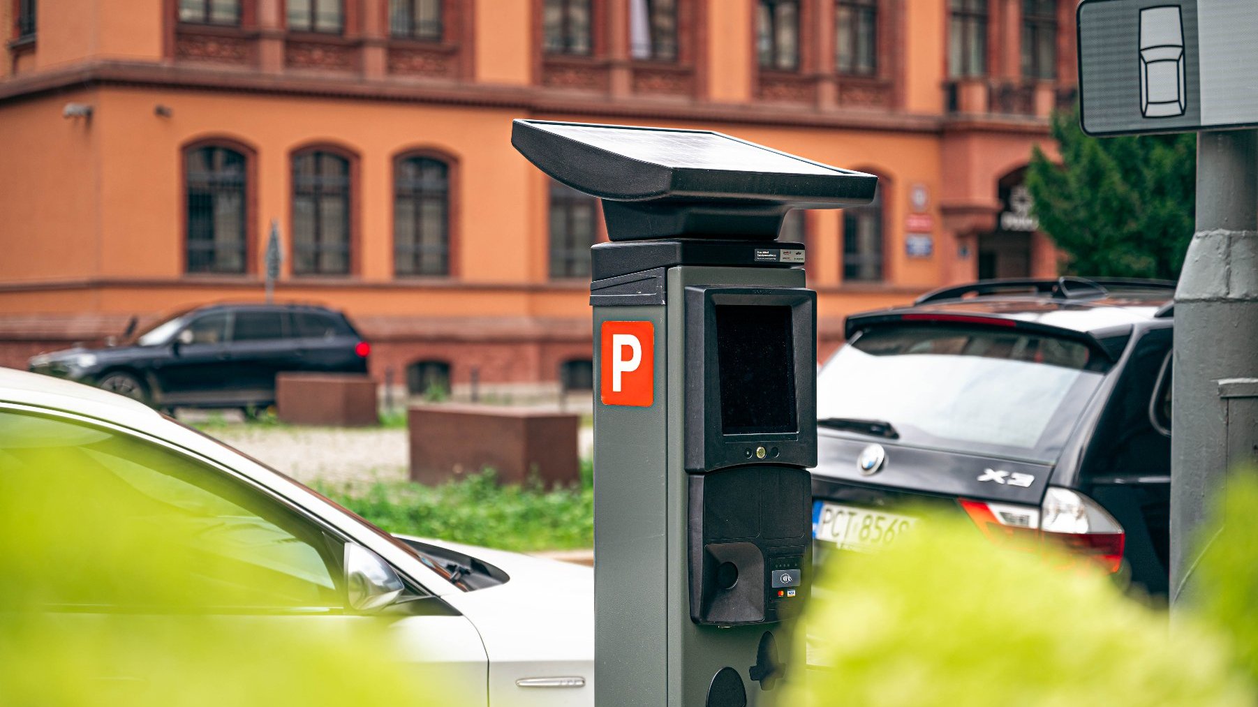 Na zdjęciu nowy parkomat, w tle samochody