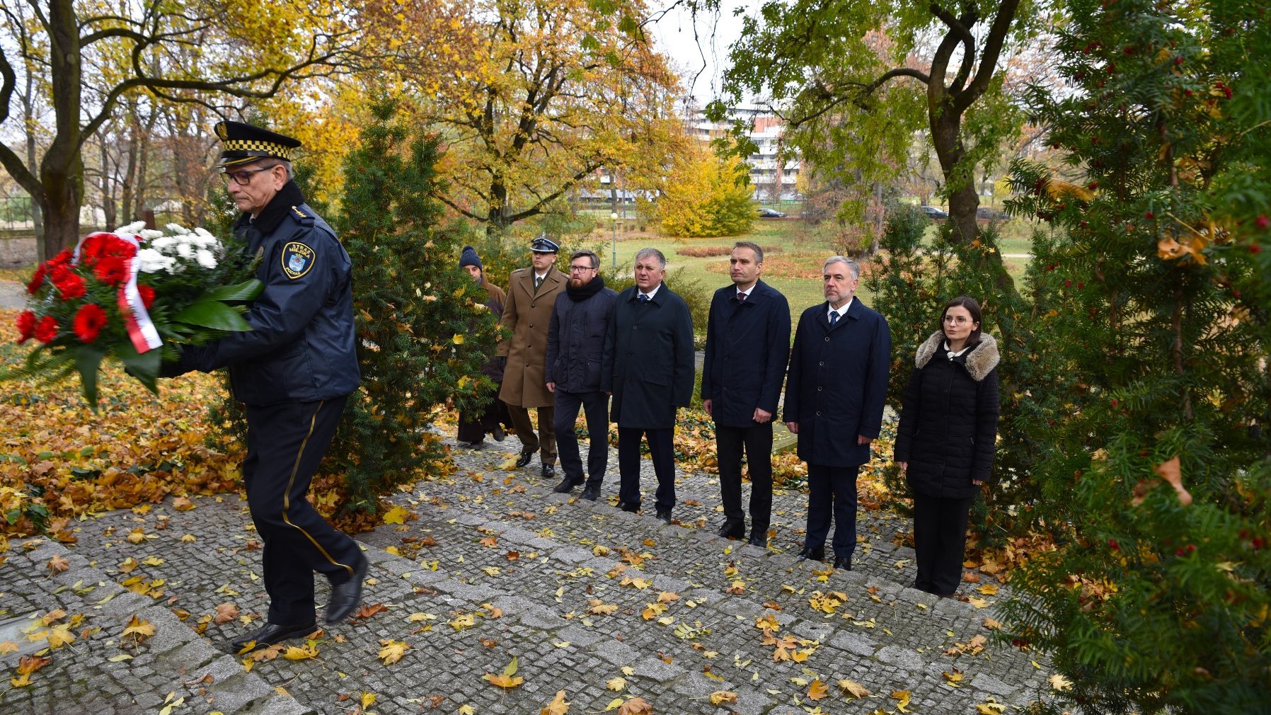 Galeria zdjęć ze składania kwiatów przez przedstawicieli poznańskiego samorządu na grobach zasłużonych Wielkopolan i pod najważniejszymi pomnikami