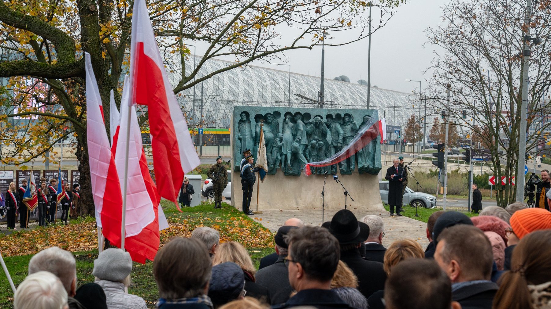 Na zdjęciu pomnik i skupione wokół niego dziesiątki osób