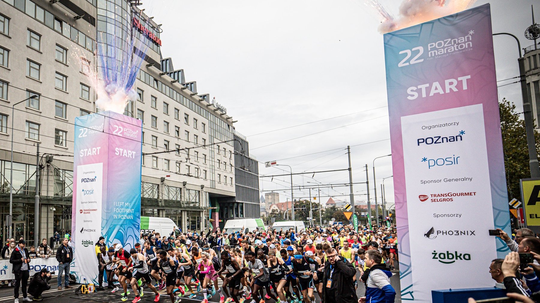 Zdjęcie ze startu zeszłorocznego maratonu, zawodnicy ruszają do biegu.