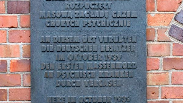 Na tablicy wyryty jest napis: "W tym miejscu w październiku 1939 roku Niemcy Hitlerowskie rozpoczęły masową zagładę gazem chorych psychicznie".