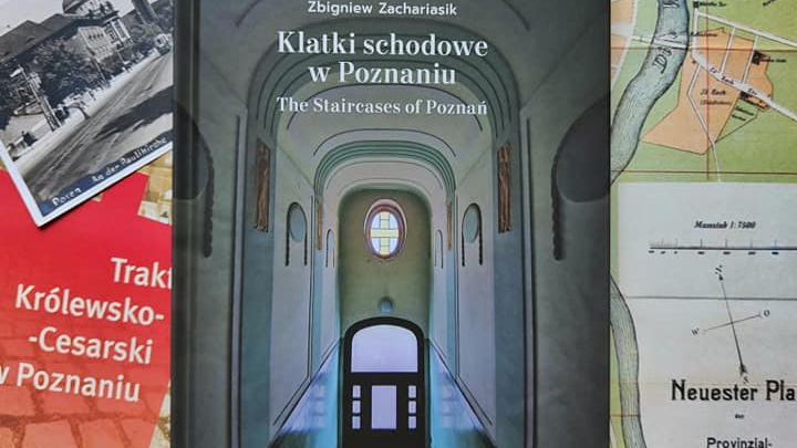 Na pierwszym planie okładka albumu autorstwa Zbigniewa Zachariasika. Pod nią widoczne są stare zdjęcia i mapy.