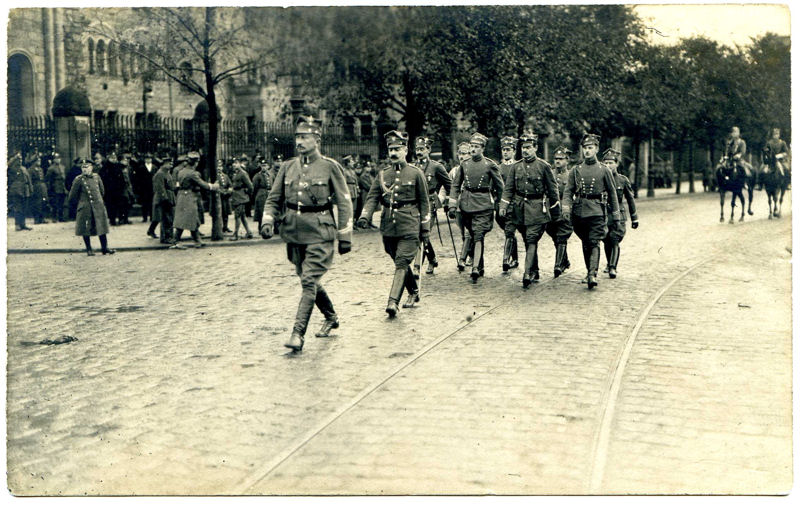 Przemarsz wojsk powstańczych przez ulice miasta. Z tyłu widać żołnierzy na koniach. - grafika artykułu