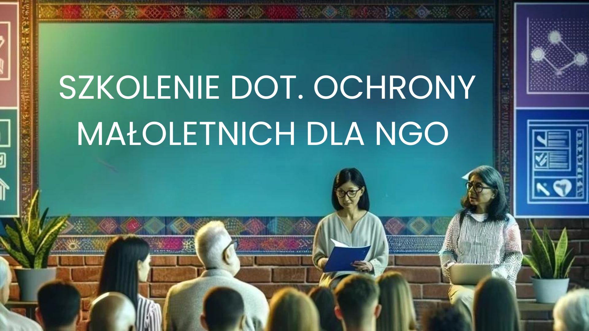 Dwie osoby podczas spotkania pokazują tablicę tłumowi z napisem: Szkolenie dot. ochrony małoletnich dla NGO - grafika artykułu