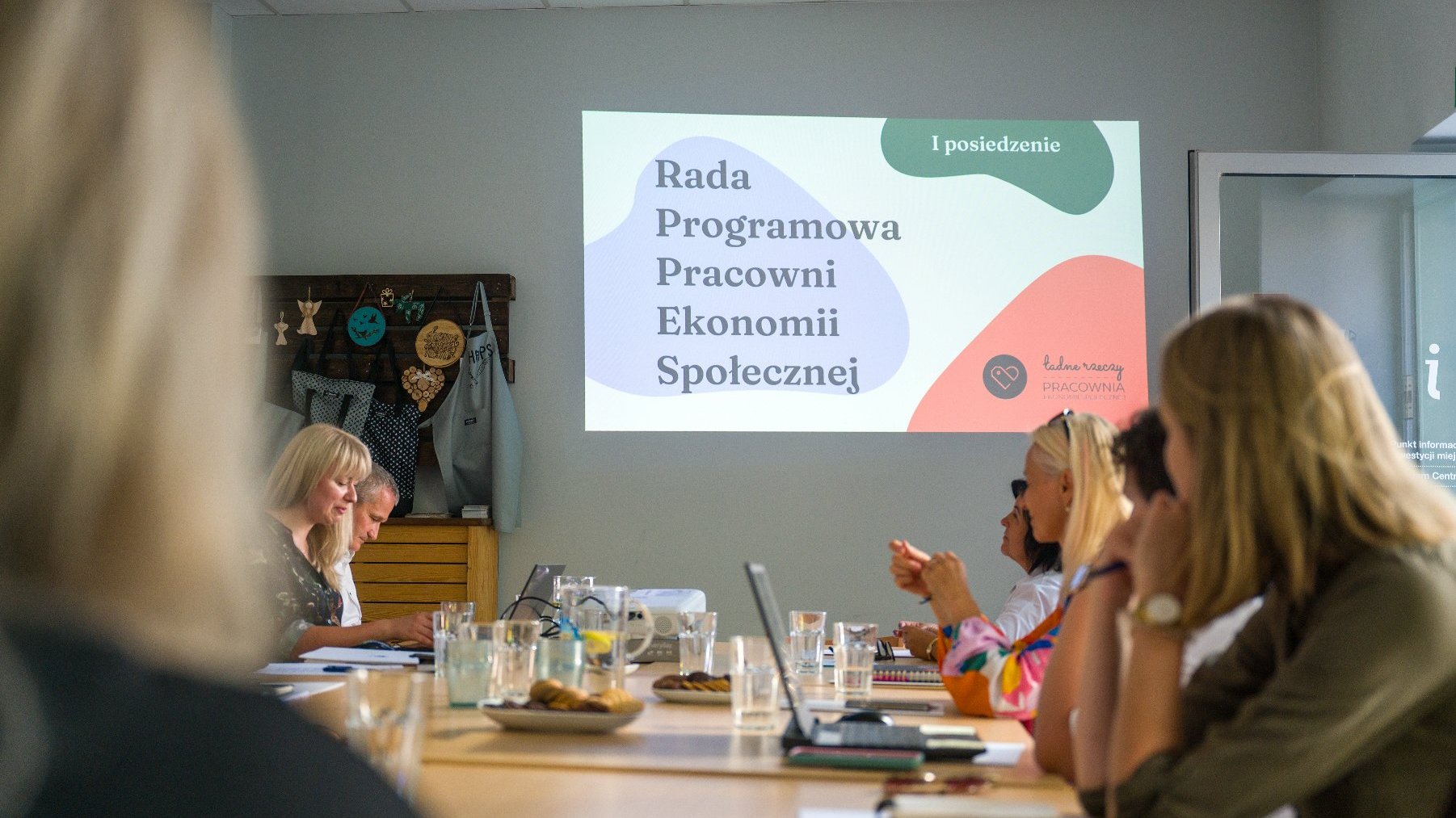 Galeria zdjęć przedstawia grupę osób podczas pierwszego posiedzenia rady programowej Pracownii Ekonomii Społecznej "Ładne Rzeczy".