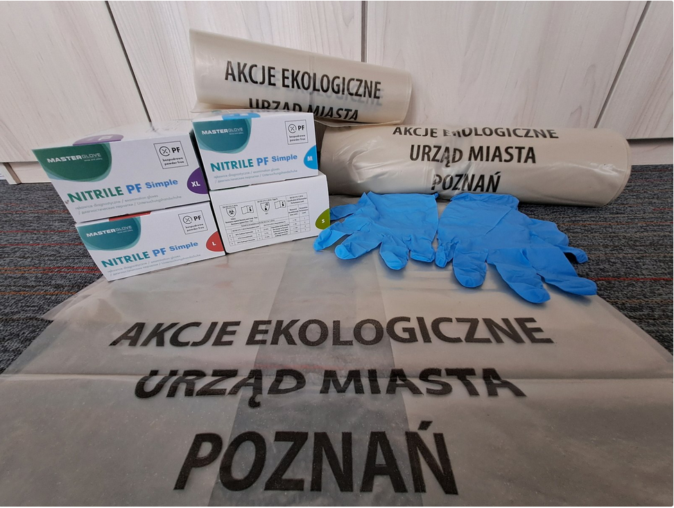 Na obrazku znajdują się worki na śmieci z napisem "akcje ekologiczne Urząd Miasta Poznań", oraz jednorazowe rękawiczki do sprzątania