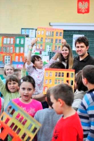 Fot. Dzieci i prowadzący podczas wasztatów edukacji architektonicznej