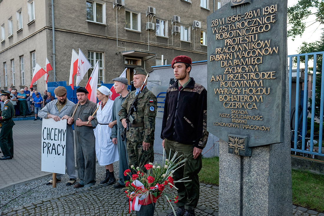 Warta honorowa przy tabilicy pamiątkowej