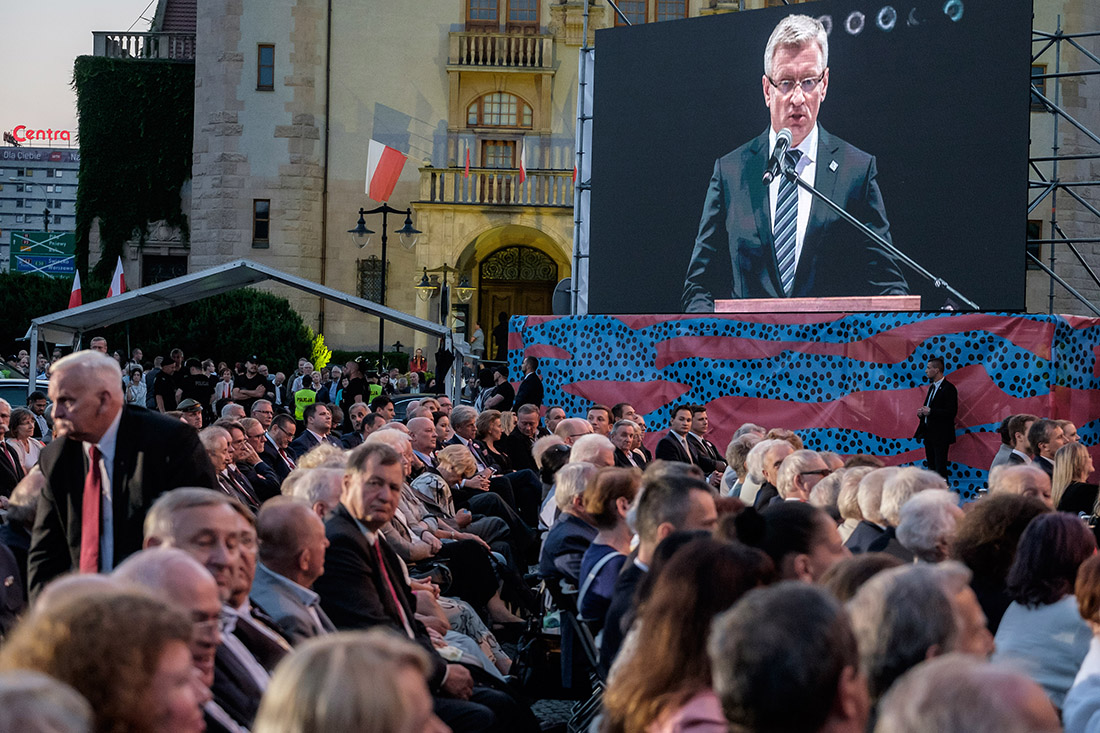 Telebim, a na nim prezydent Jacek Jaskowiak