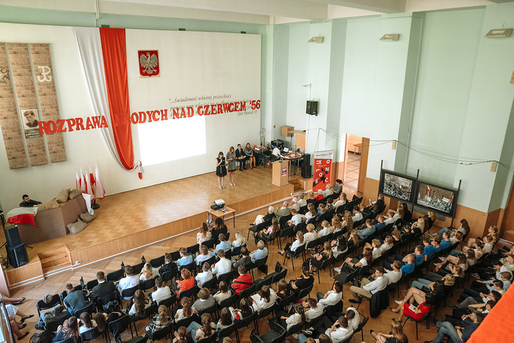 Sala konferencyjna, młodzież przemawia. Słuchają liczni uczestnicy