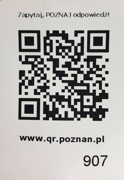 Naklejka z QR kodem umieszczona na drzwiach pasażera, obok cennika