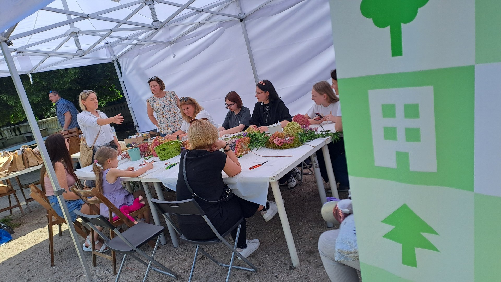 akcje edukacyjne - relacja z zielonych warsztatów w ramach "Akademii Zielony Poznań" - "Zieloni od 30 lat - jubileusz z klimatem" - 25 maja 2024 r. Park Wilsona,warsztaty "Gramy w zielone" :"Cały ogród na mojej głowie!!!".W ramach tych zajęć pobawiliśmy się kolorami, fakturami, zapachami.W takim wspaniałym kapeluszu można było kroczyć z dumą przez majowe miasto lub podarować go swoje Mamie w dniu jej święta a może nawet ozdobić nim dom.na zdjęciu widoczni uczestnicy wykonujące swoje prace