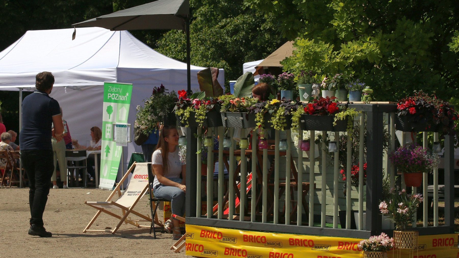 akcje edukacyjne - relacja z zielonych warsztatów w ramach "Akademii Zielony Poznań" - "Zieloni od 30 lat - jubileusz z klimatem" - 25 maja 2024 r. Park Wilsona,stoisko Bricomarche aleje Solidarności 47 zademonstrowało piękne balkony w dwóch wersjach: balkon dobrze oświetlony i słabo oświetlony - na zdjęciu widoczne balkony z roślinami i strefa relaksu