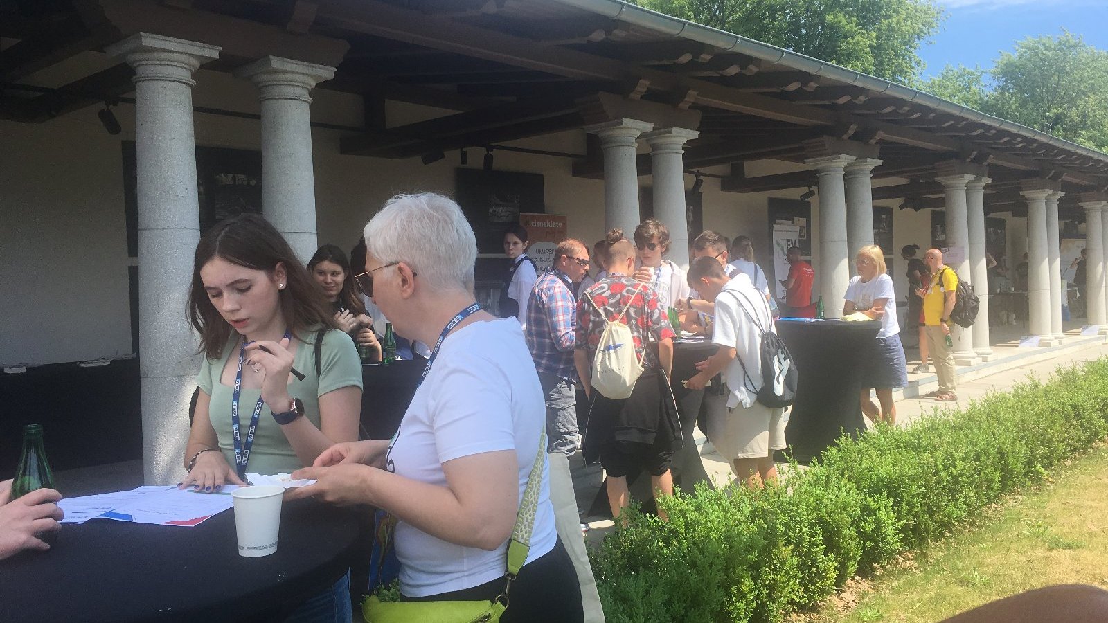 Uczestnicy i uczestniczki podczas dyskusji, prelekcji i warsztatów forum.