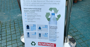 Na zdjęciu widać baner pt."Recykling, czyli niejedno życie butelki PET" informujący o drugim życiu jakie można dać zebranemu plastikowi przetwarzając go.