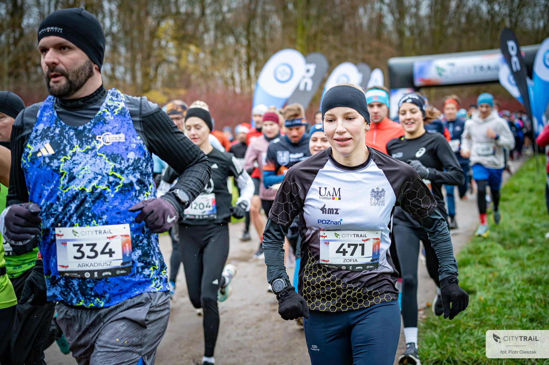 Bieg City Trail w Poznaniu, fot. Piotr Oleszak - zawodnicy w trakcie biegu - grafika artykułu