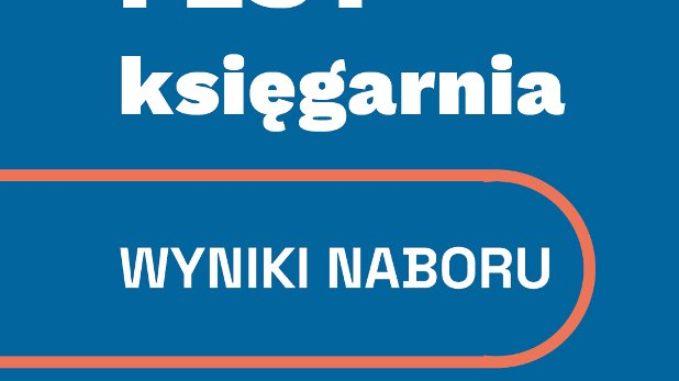 Grafika przedstawia słowo "Fest" ułożone z książek o pomarańczowych okładkach i białych kartkach.