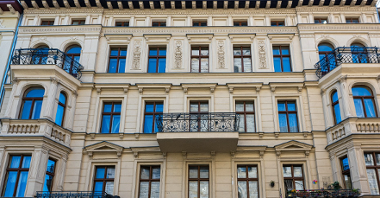 Galeria zdjęć przedstawia klatkę schodową i elewację budynku przy ul. Kościuszki.