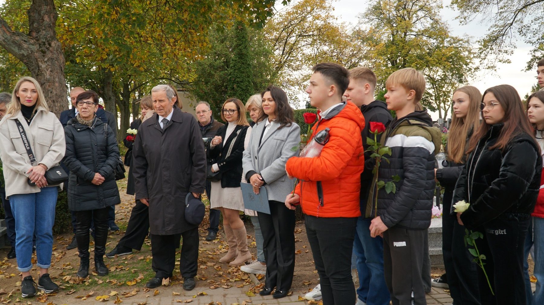 Uczestnicy inauguracji zebrali się nad grobem, aby wspólnie wspominać zmarłą. W śród nich są nauczyciele, uczniowie oraz prezes Związku Powstańców Poznańskiego Czerwca 1956 "Niepokonani".