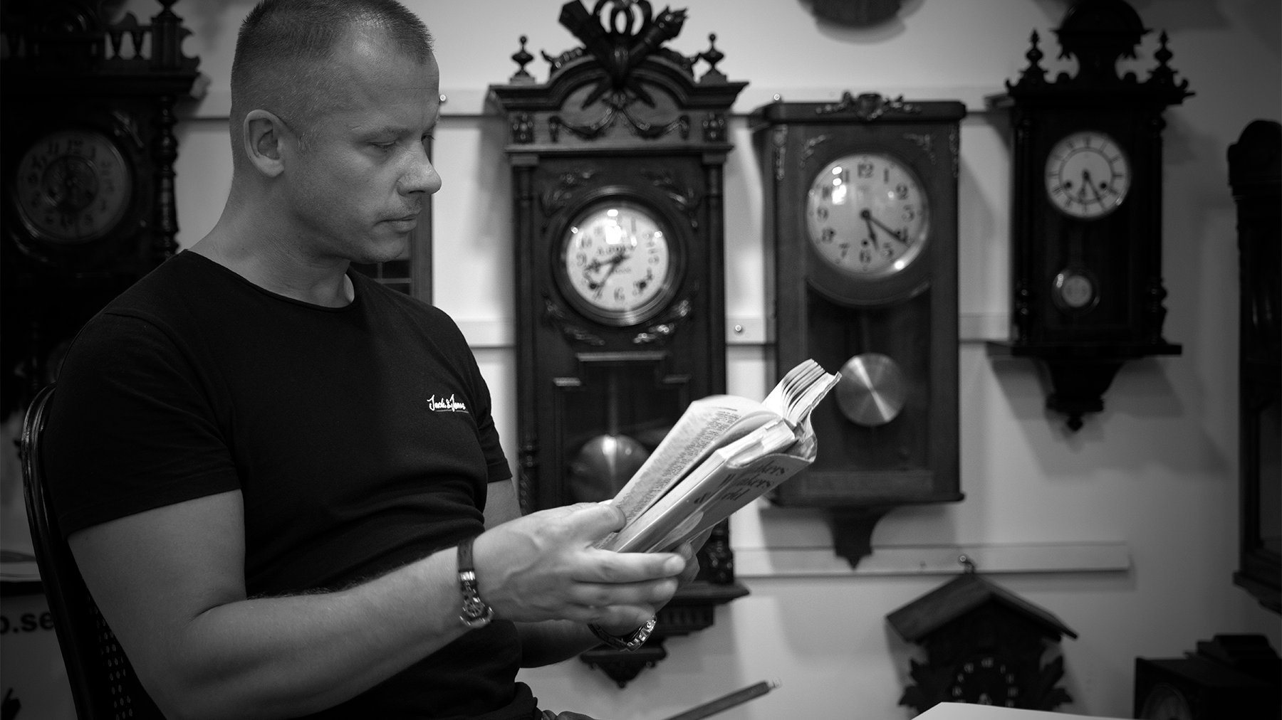 Zegarmistrz Marcin Bilicki przy pracy