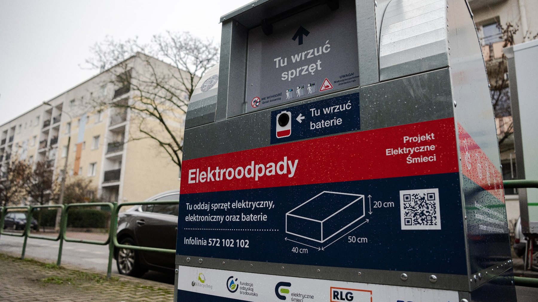 Szaro-niebieskie pojemniki na elektroodpady