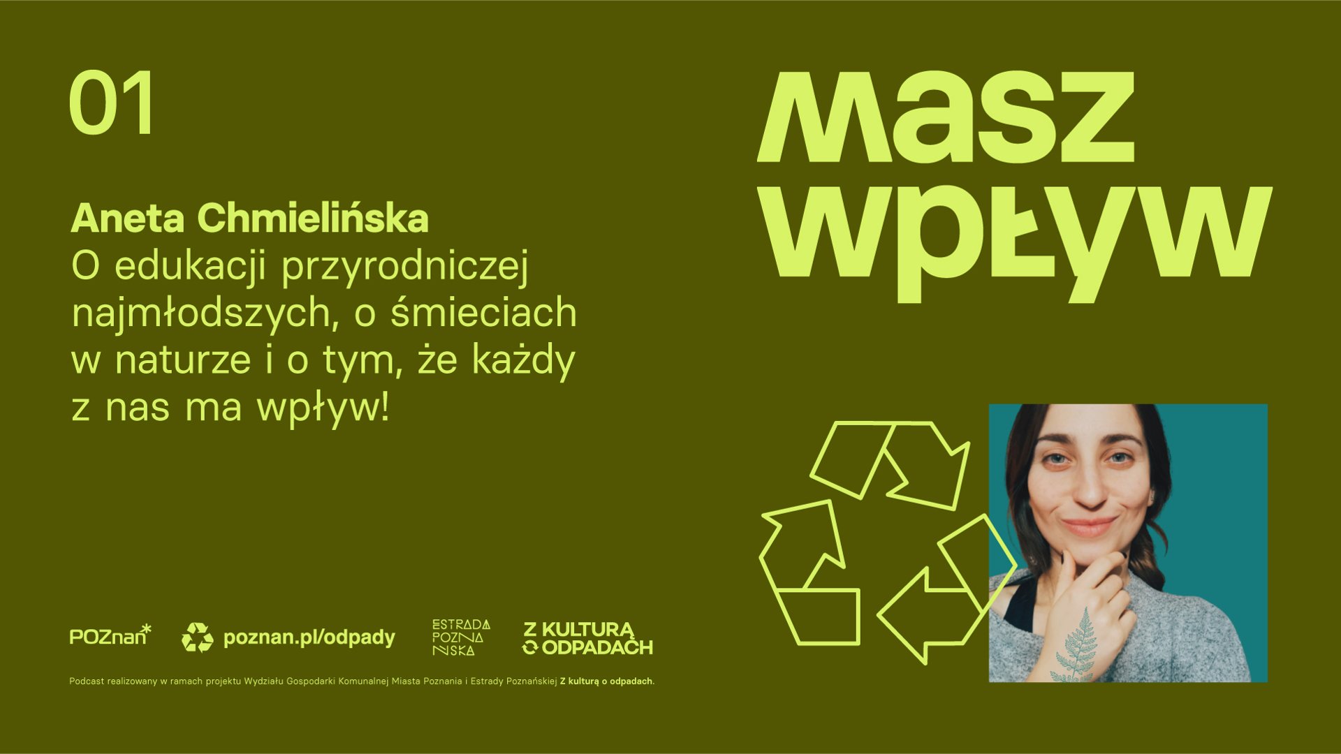 Grafika pokazuje fotografię Anety Chmielińskiej z którą rozmawiano w trakcie realizacji 1 odcinka podcastu "Masz wpływ". W górnym lewym rogu znajduje się symbol recyklingu. Zawiera tytuł podcastu: O edukacji przyrodniczej najmłodszych, o śmieciach w naturze i o tym, że każdy z nas ma wpływ! - grafika artykułu