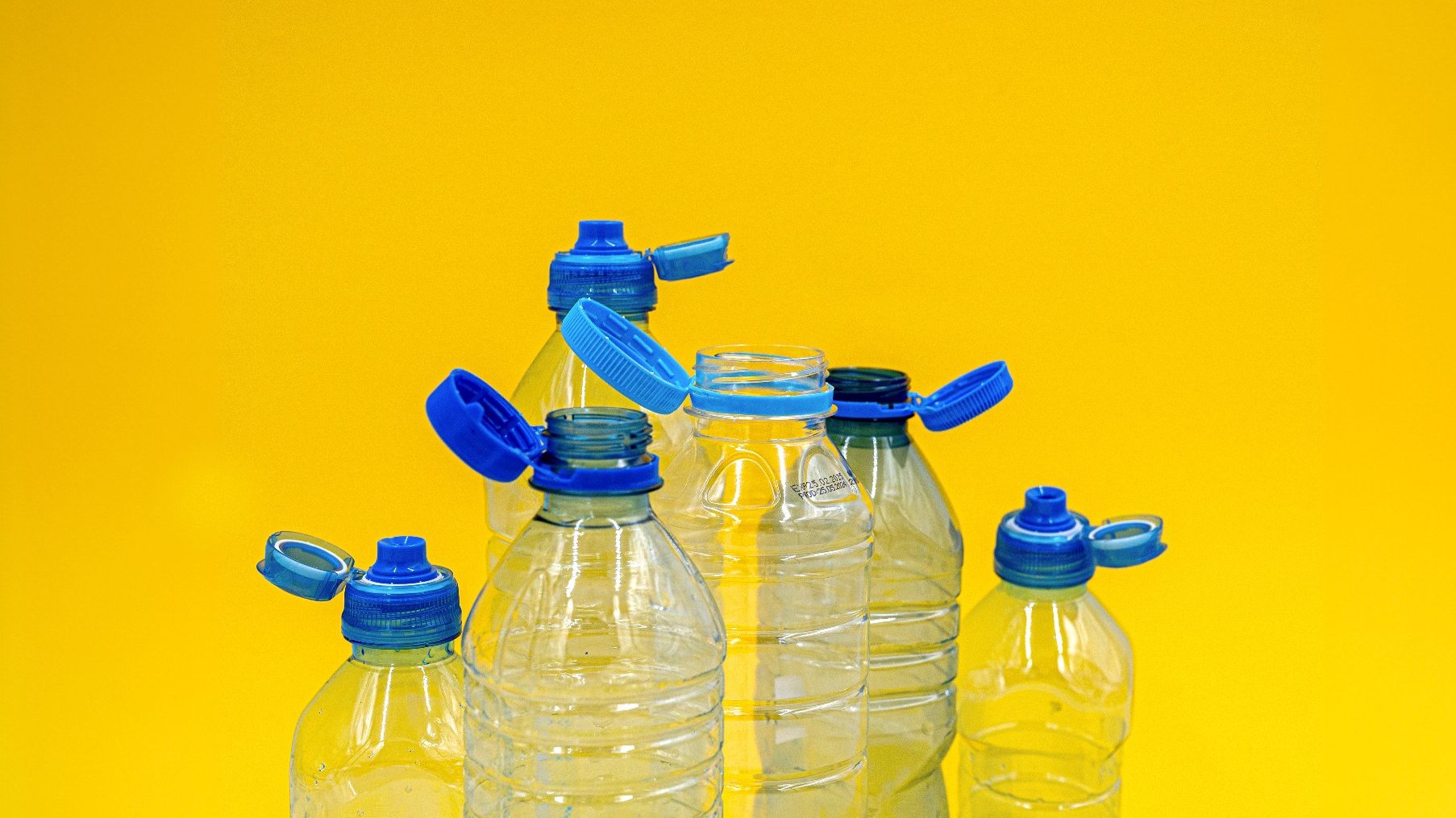 Od 1 lipca nakrętki musza być połączone z butelkami i kartonami do płynów i napojów