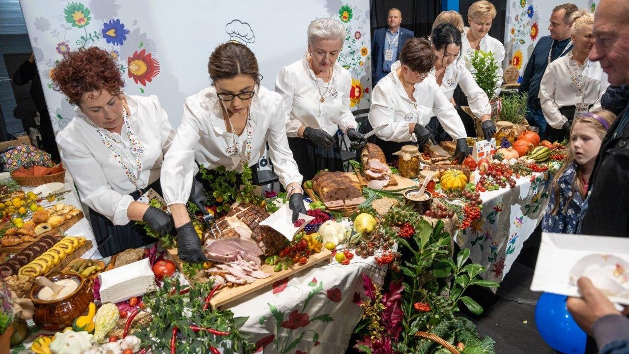 Zaszczytne I miejsce w roku 2023 zdobyło Koło Gospodyń Wiejskich Szaflary z woj. małopolskiego ze ślebodną jorką z saflarzańskiej dziedziny piecono na zawaterniku